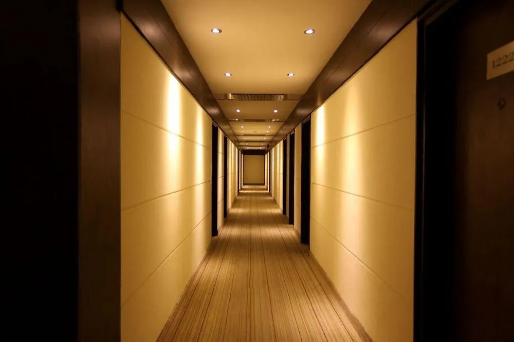 Crossroads Hotel Gurgaon 4*,