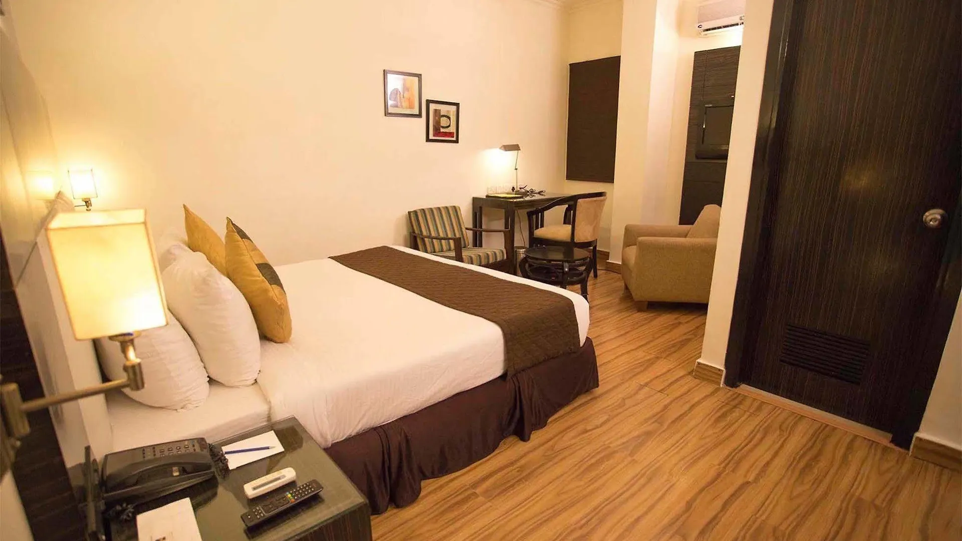 Crossroads Hotel Gurgaon 4*,