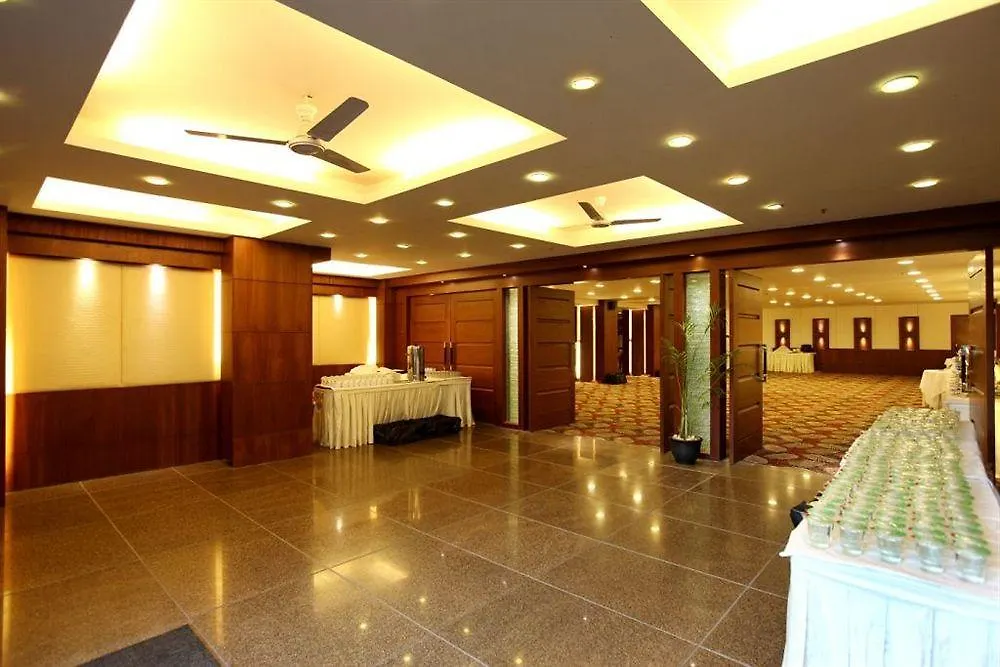 Crossroads Hotel Gurgaon 4*,
